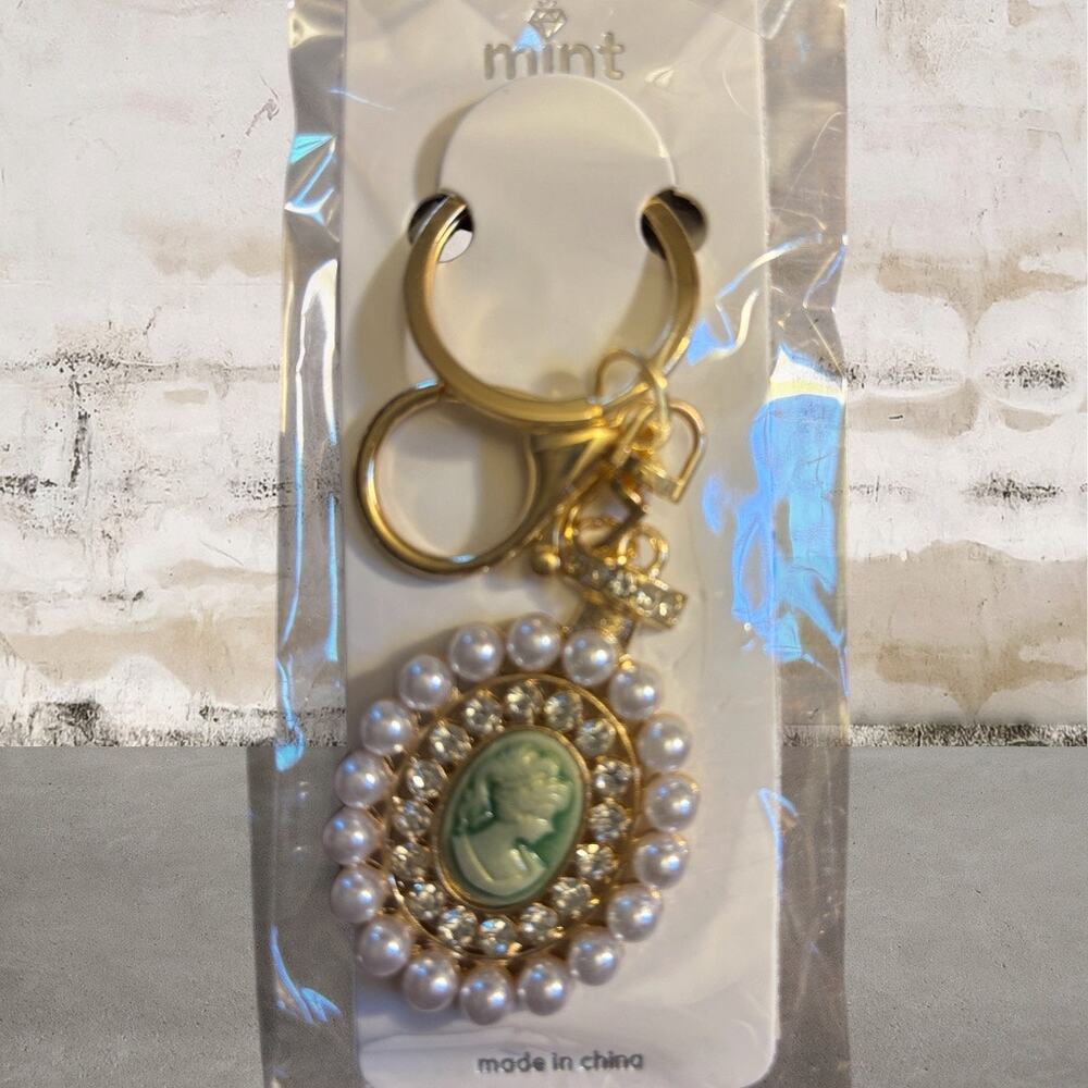 Mint Portrait Surrounded by Faux Pearls and Rhinestones Keychain Bag Charm NEW - Picture 2 of 7
